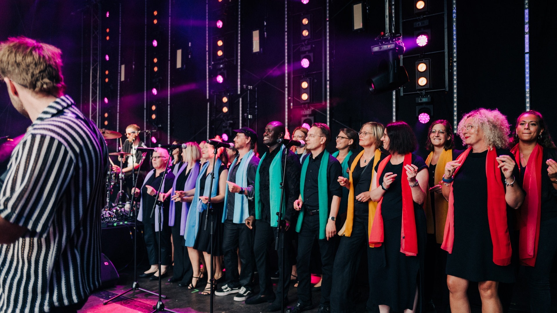 Foto: SWR3, Oliver Matlok Der Gospelchor aus Mainz singt mit Picture This auf der Bühne (Foto: SWR3, Oliver Matlok)