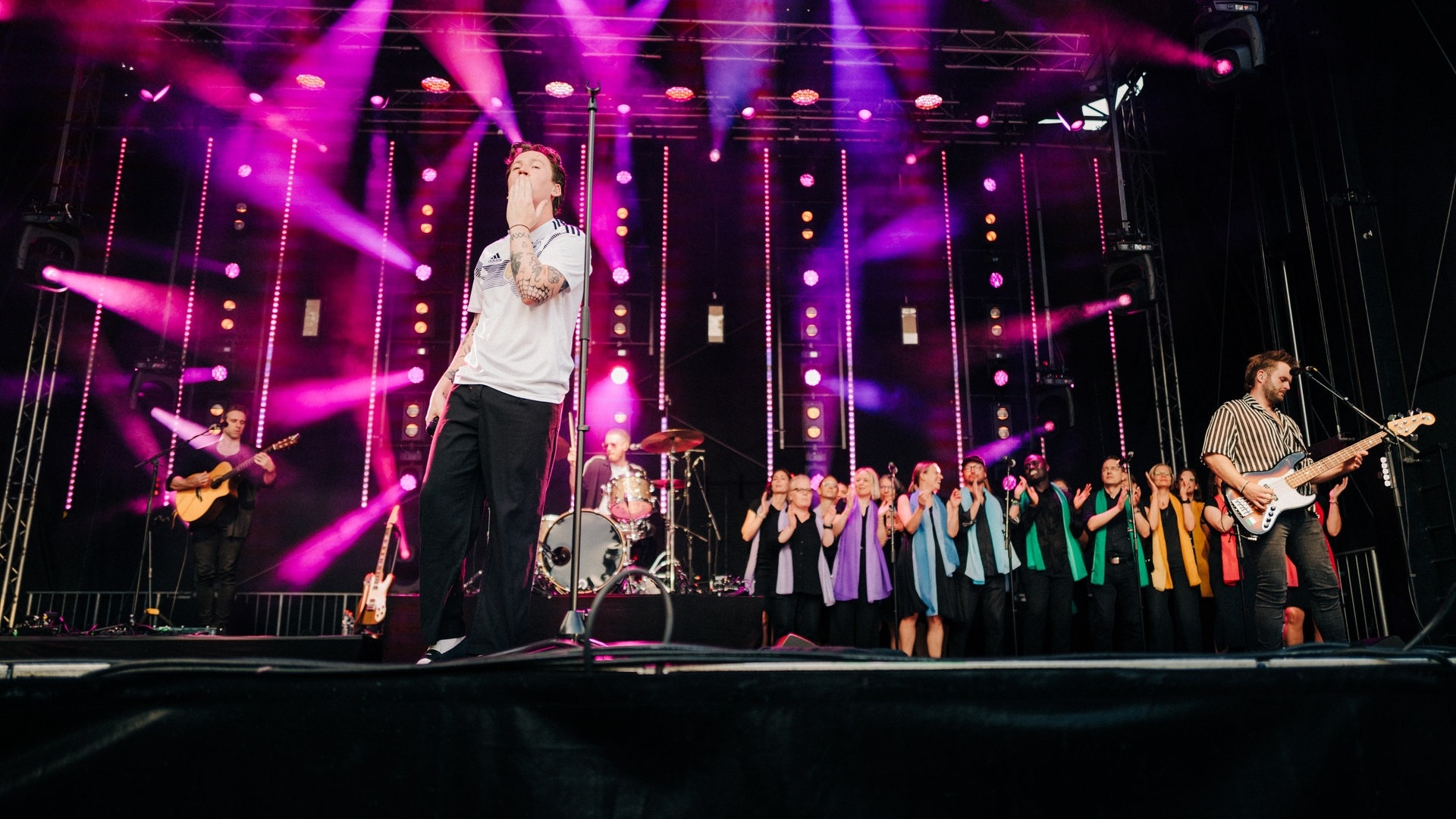 Foto: SWR3, Oliver Matlok Ein Gospelchor darf beim Auftritt von Picture This mit auf die Bühne beim Rheinland-Pfalz Open Air in Mainz (Foto: SWR3, Oliver Matlok)