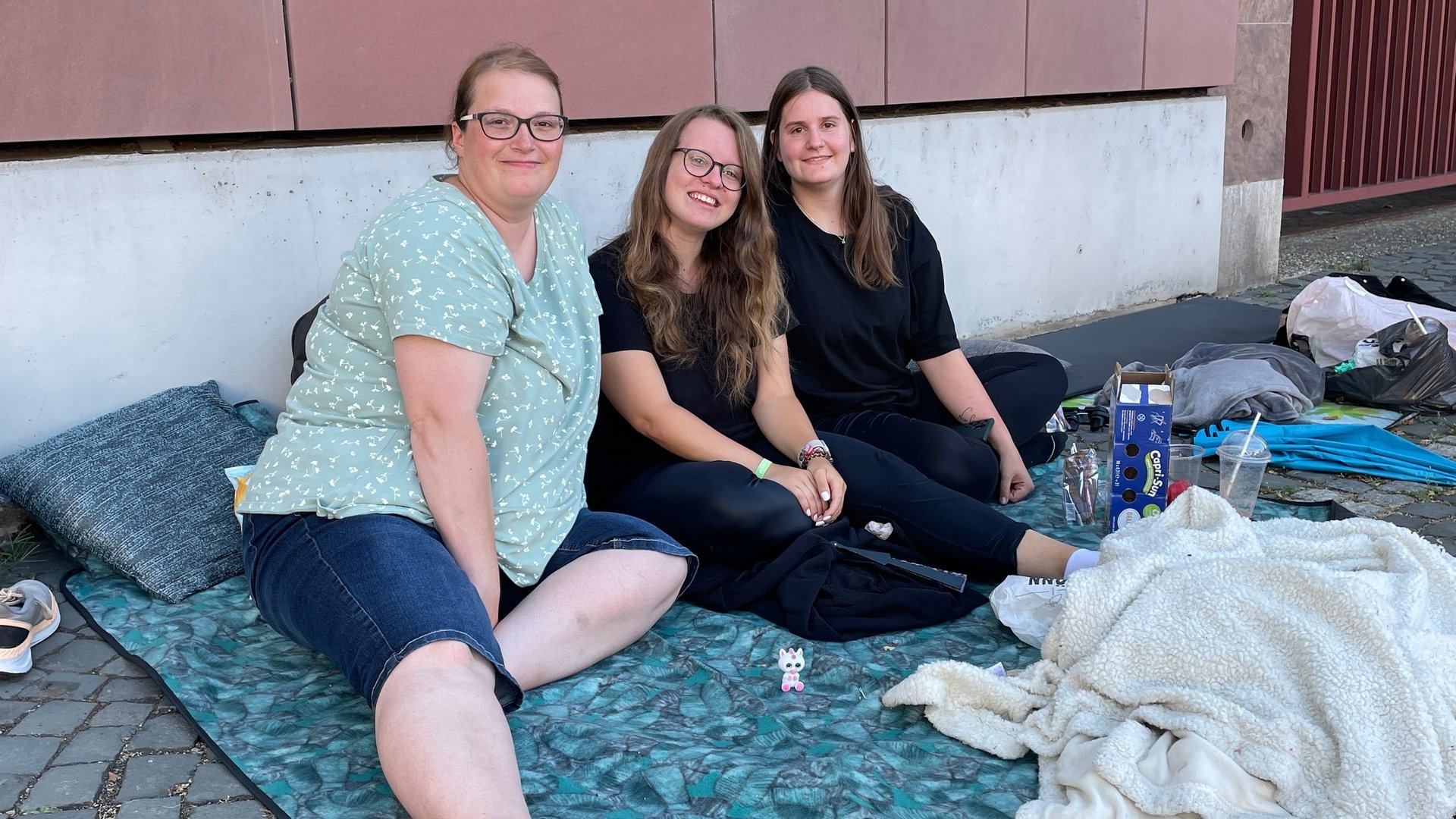 Foto: SWR3, SWR3 Drei junge Frauen campen vor dem Rheinland-Pfalz Open Air in Mainz, um Nico Santos live in der ersten Reihe sehen zu können. (Foto: SWR3, SWR3)