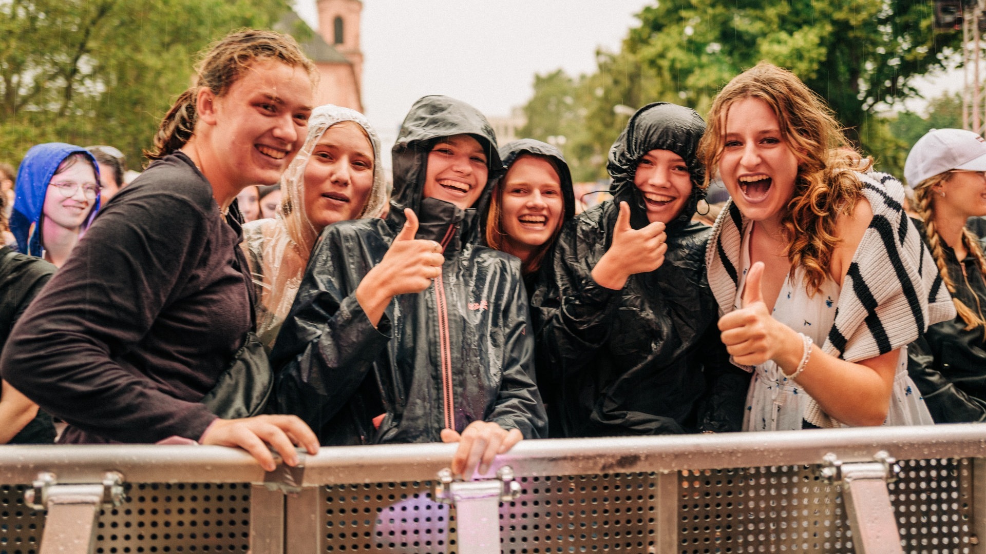 Foto: SWR3, Oliver Matlok Bei Regen feiert das Publikum beim Rheinland-Pfalz Open-Air in Mainz den Auftritt von Künstlerin Leony (Foto: SWR3, Oliver Matlok)