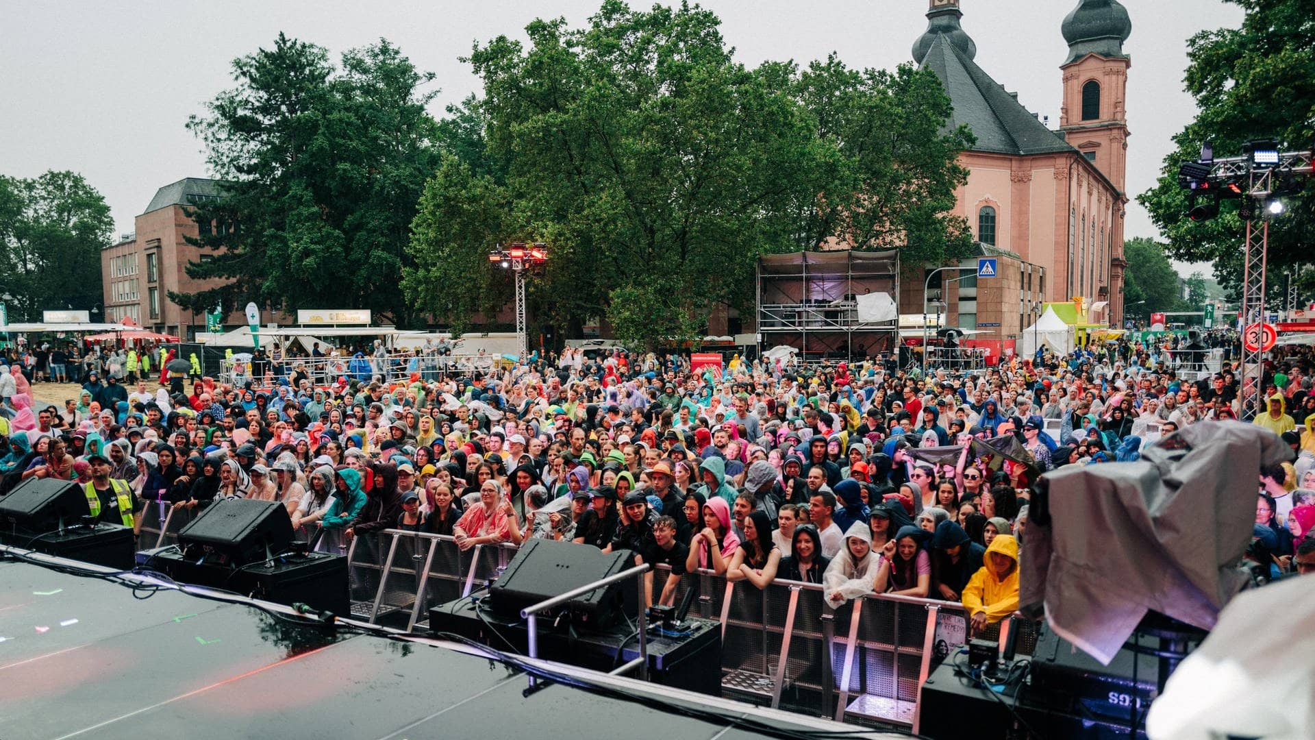 Das Publikum steht beim Rheinland-Pfalz Open-Air in Mainz mit Regenjacken vor der Bühne (Foto: SWR3, Oliver Matlok)