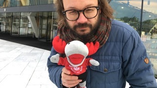 Schriftsteller Ingar Johnsrud zusammen mit dem SWR3 Elch vor der Oper in Oslo (Foto: SWR3) Schriftsteller Ingar Johnsrud zusammen mit dem SWR3 Elch vor der Oper in Oslo