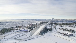 Holmenkollen mit Skisprungschanze (Foto: Fotolia © Carsten) Holmenkollen mit Skisprungschanze