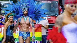 CSD-Parade in Stuttgart 2018 (Foto: IMAGO, imago images / Arnulf Hettrich) CSD-Parade in Stuttgart 2018