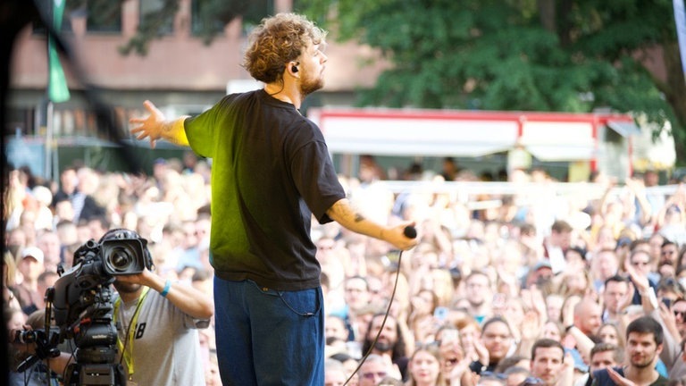 Tom Grennan auf der Bühne nach seinem Konzert. (Foto: SWR3)