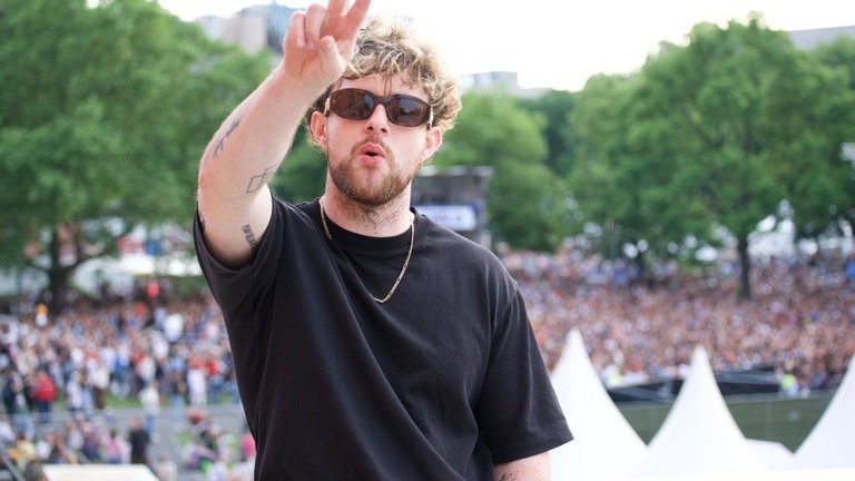 Tom Grennan auf der Bühne nach seinem Konzert. (Foto: SWR3)