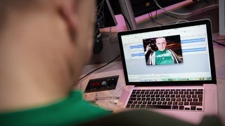 Der einzige Mann, der mit sich selbst skypen kann. (Foto: SWR3) Der einzige Mann, der mit sich selbst skypen kann.