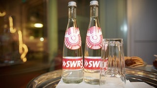 Requisit für ein spannendes Action-Spiel. Zwei Flaschen Wasser. (Foto: SWR3) Requisit für ein spannendes Action-Spiel. Zwei Flaschen Wasser.