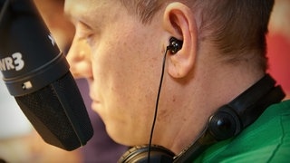 Der kleine Mann hat selbigen im Ohr. (Foto: SWR3) Der kleine Mann hat selbigen im Ohr.