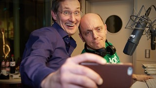 Zwei Möglichkeiten: A: Sie machen ein Selfie B: Sie schauen ein Schmuddelvideo (Foto: SWR3) Zwei Möglichkeiten: A: Sie machen ein Selfie B: Sie schauen ein Schmuddelvideo