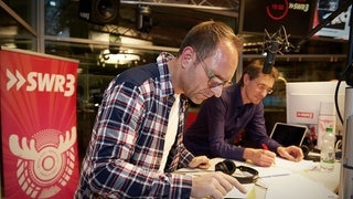 Darf man auf das Internet mit dem nackten Finger zeigen? (Foto: SWR3) Darf man auf das Internet mit dem nackten Finger zeigen?