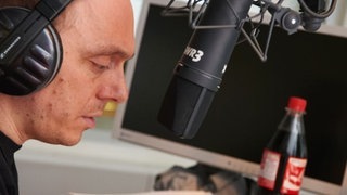 Bernhard Hoëcker beim Radio-Duell im SWR3-Studio (Foto: Björn Pados / SWR3.de) Bernhard Hoëcker beim Radio-Duell im SWR3-Studio