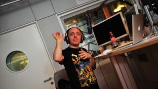 Bernhard Hoëcker beim Radio-Duell im SWR3-Studio (Foto: Björn Pados / SWR3.de) Bernhard Hoëcker beim Radio-Duell im SWR3-Studio