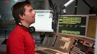 Veit Berthold an den Reglern im SWR3-Studio (Foto: Björn Pados / SWR3.de) Veit Berthold an den Reglern im SWR3-Studio