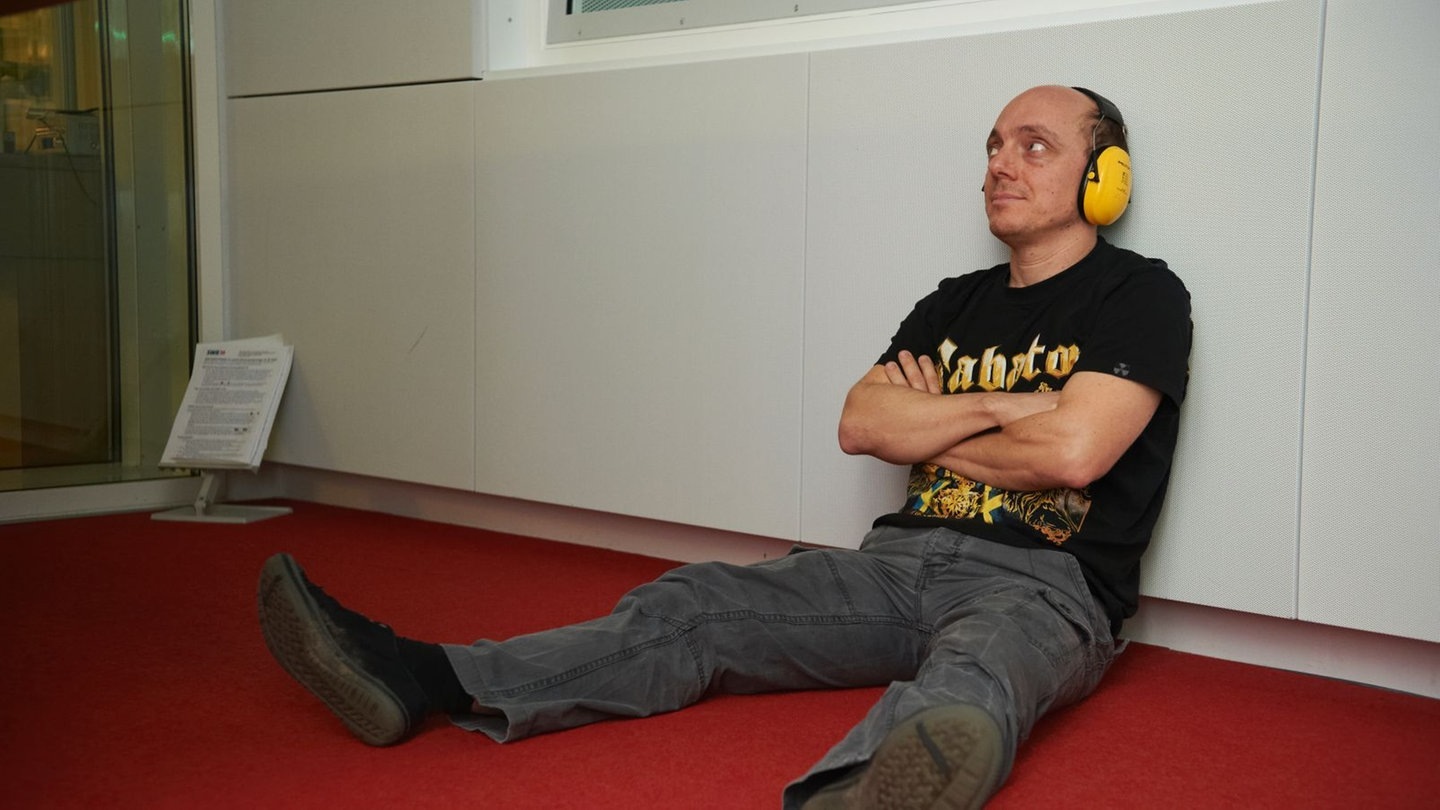 Bernhard Hoëcker mit Moderator Kristian Thees im SWR3-Studio (Foto: Björn Pados / SWR3.de)