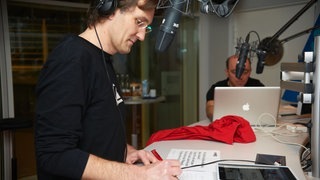 Bernhard Hoëcker mit Moderator Kristian Thees im SWR3-Studio (Foto: Björn Pados / SWR3.de) Bernhard Hoëcker mit Moderator Kristian Thees im SWR3-Studio