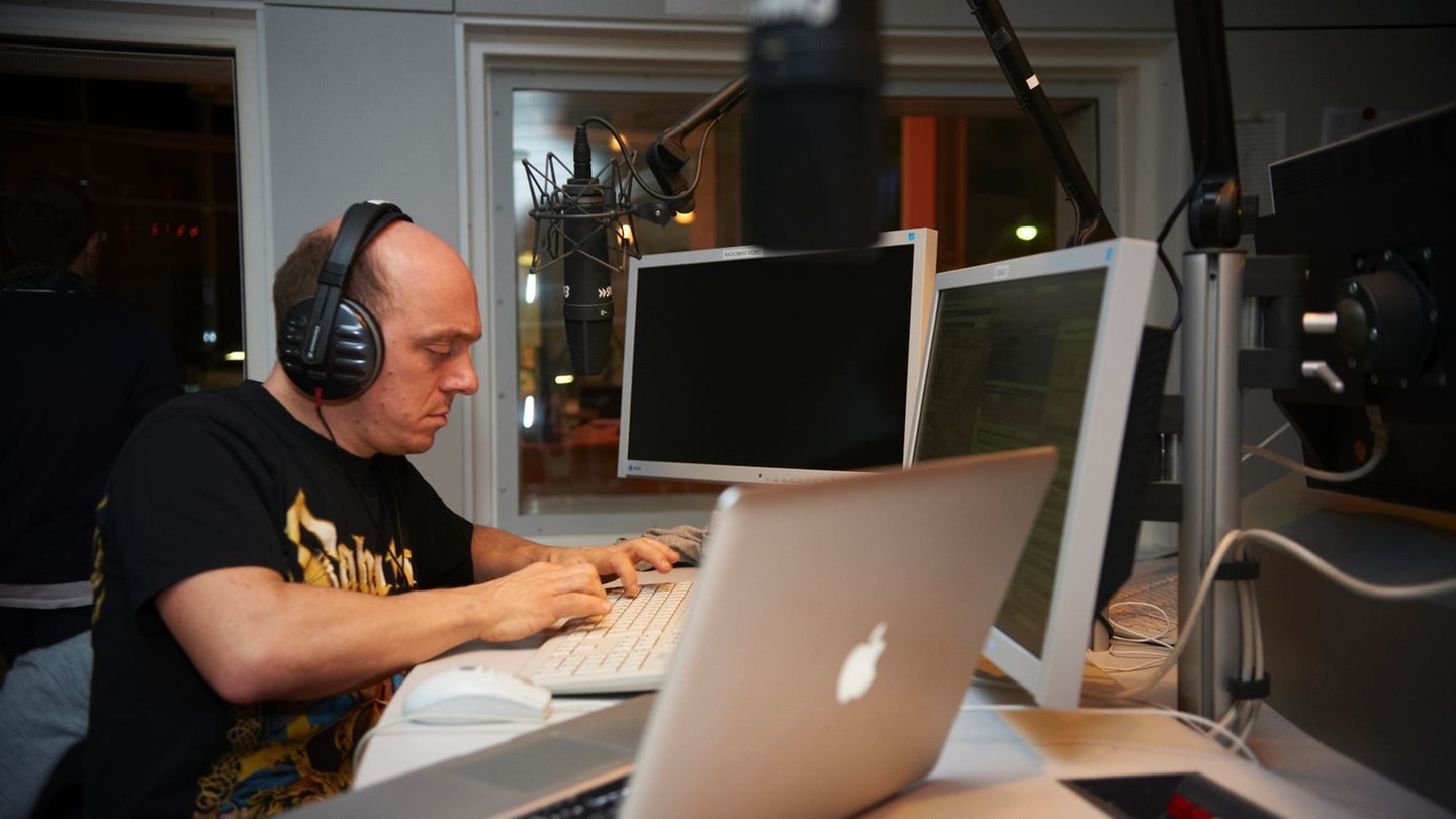 Bernhard Hoëcker checkt das Studio. (Foto: Björn Pados / SWR3.de)