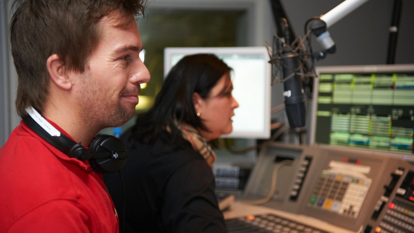 Bernhard Hoëcker checkt das Studio. (Foto: Björn Pados / SWR3.de)