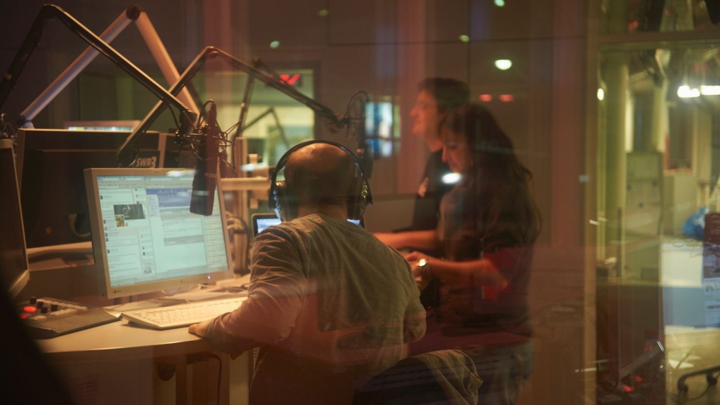 Bernhard Hoëcker checkt das Studio. (Foto: Björn Pados / SWR3.de)