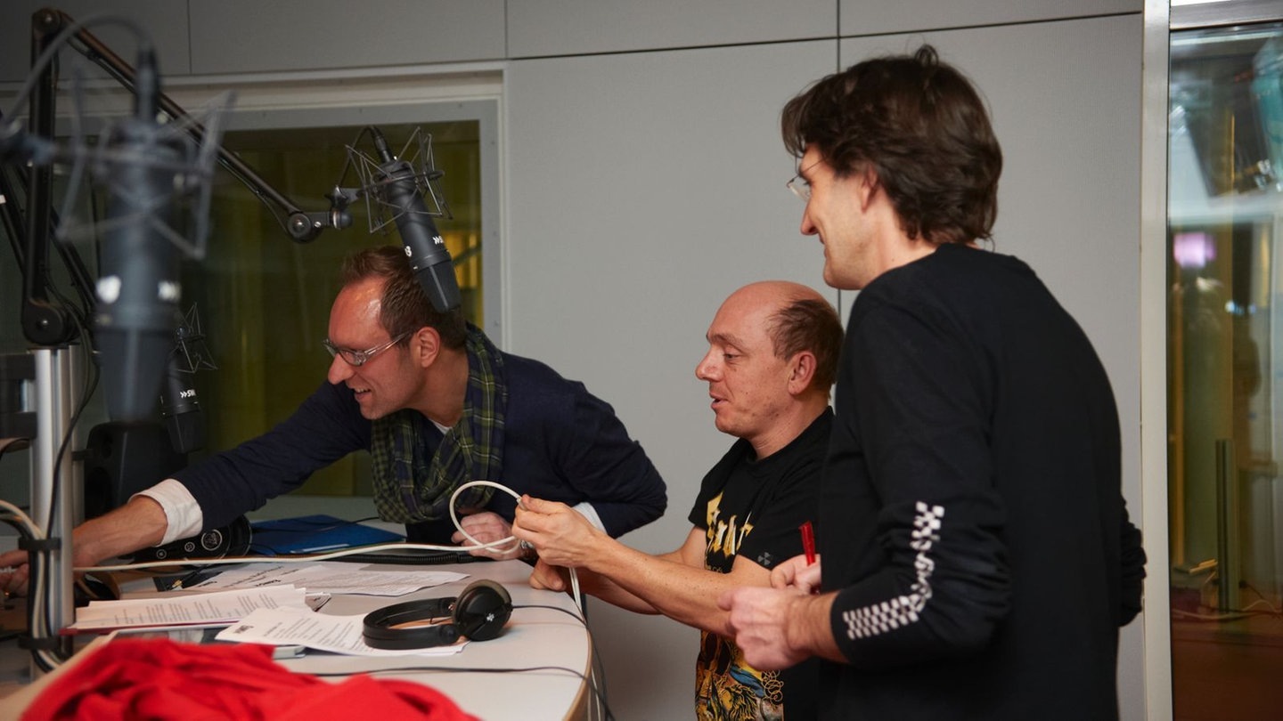 Bernhard Hoëcker checkt das Studio. (Foto: Björn Pados / SWR3.de)