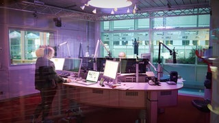 Hier ist Bernhard noch fest davon überzeugt, dass ihn fünf Bildschirme weiterbringen. (Foto: SWR3) Hier ist Bernhard noch fest davon überzeugt, dass ihn fünf Bildschirme weiterbringen.