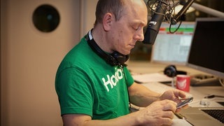 Schöne Handynachrichten genießt er immer mit geschlossenen Augen. (Foto: SWR3) Schöne Handynachrichten genießt er immer mit geschlossenen Augen.
