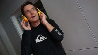 Kristian Thees probiert die Schallschutz-Kopfhörer beim Radio-Duell im SWR3-Studio (Foto: Björn Pados / SWR3.de) Kristian Thees probiert die Schallschutz-Kopfhörer beim Radio-Duell im SWR3-Studio