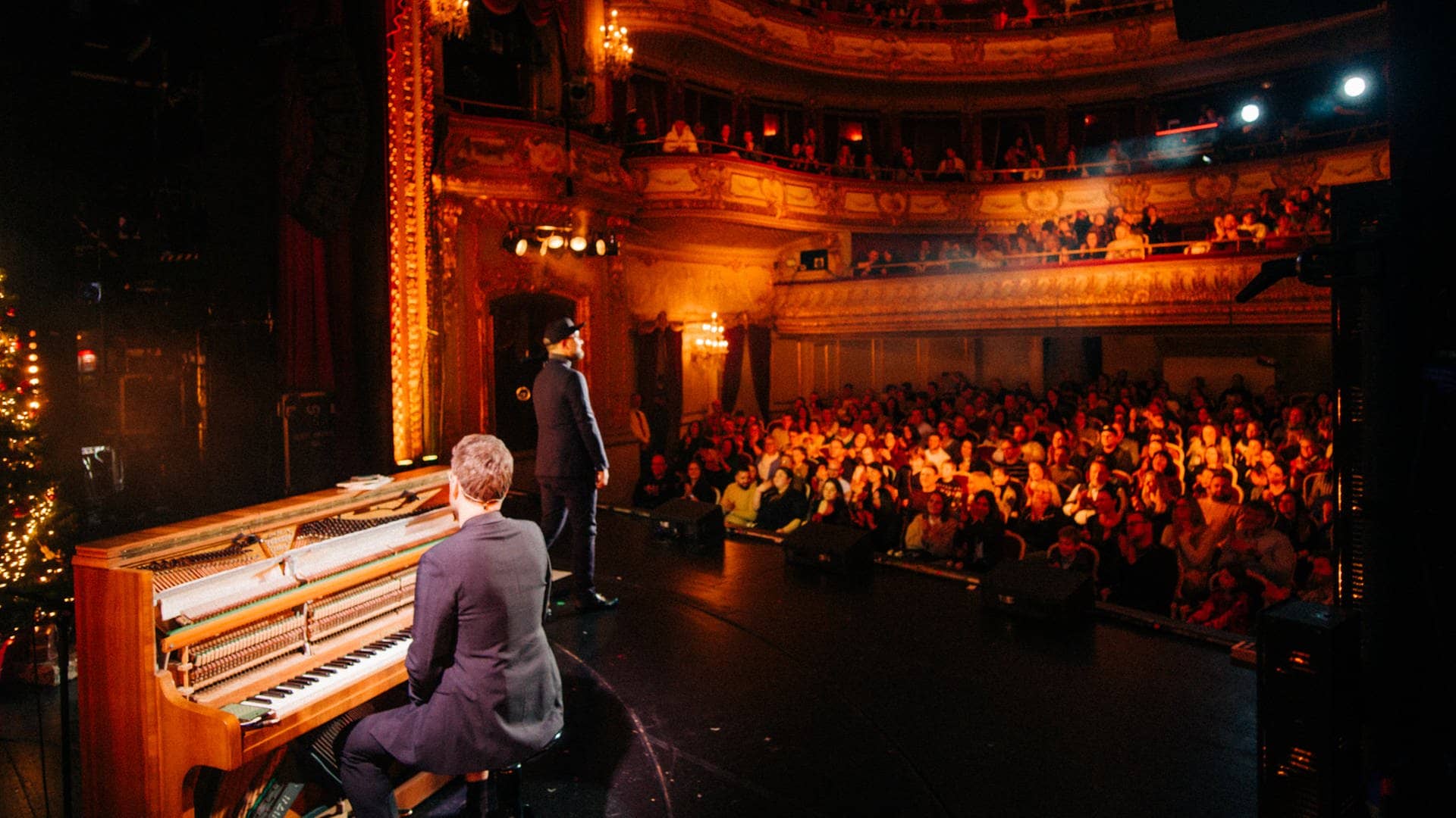 Mark Forster vor Publikum auf der Bühne des Theaters in Baden-Baden, mit Begleitung am Piano. (Foto: SWR3, SWR3/Niko Neithardt)