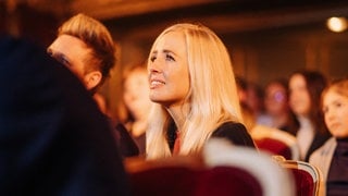 Junge Frau im Konzertsaal strahlt und freut sich (Foto: SWR3, SWR3/Niko Neithardt) Junge Frau im Konzertsaal strahlt und freut sich