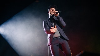 Mark Forster, Mikro in der Hand und Cap auf dem Kopf, singt auf der Bühne (Foto: SWR3, SWR3/Niko Neithardt) Mark Forster, Mikro in der Hand und Cap auf dem Kopf, singt auf der Bühne