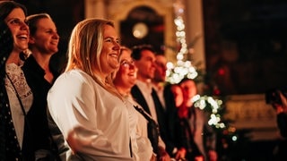 Sarah Connor und die Gewinnerinnen und Gewinner beim SWR3 Weihnachtskonzert im Casino Baden-Baden (Foto: SWR3, Niko Neithardt) Sarah Connor und die Gewinnerinnen und Gewinner beim SWR3 Weihnachtskonzert im Casino Baden-Baden