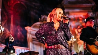 Sarah Connor und die Gewinnerinnen und Gewinner beim SWR3 Weihnachtskonzert im Casino Baden-Baden (Foto: SWR3, Niko Neithardt) Sarah Connor und die Gewinnerinnen und Gewinner beim SWR3 Weihnachtskonzert im Casino Baden-Baden