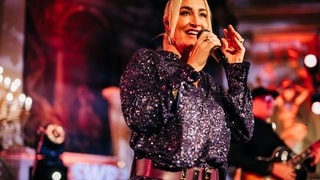 Sarah Connor und die Gewinnerinnen und Gewinner beim SWR3 Weihnachtskonzert im Casino Baden-Baden (Foto: SWR3, Niko Neithardt) Sarah Connor und die Gewinnerinnen und Gewinner beim SWR3 Weihnachtskonzert im Casino Baden-Baden