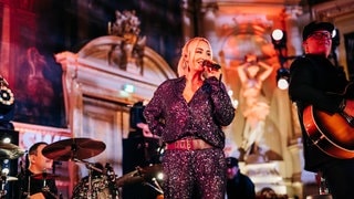 Sarah Connor und die Gewinnerinnen und Gewinner beim SWR3 Weihnachtskonzert im Casino Baden-Baden (Foto: SWR3, Niko Neithardt) Sarah Connor und die Gewinnerinnen und Gewinner beim SWR3 Weihnachtskonzert im Casino Baden-Baden