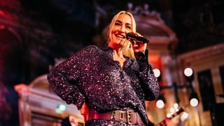 Sarah Connor und die Gewinnerinnen und Gewinner beim SWR3 Weihnachtskonzert im Casino Baden-Baden (Foto: SWR3, Niko Neithardt) Sarah Connor und die Gewinnerinnen und Gewinner beim SWR3 Weihnachtskonzert im Casino Baden-Baden