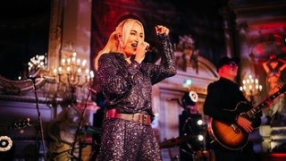 Sarah Connor und die Gewinnerinnen und Gewinner beim SWR3 Weihnachtskonzert im Casino Baden-Baden (Foto: SWR3, Niko Neithardt) Sarah Connor und die Gewinnerinnen und Gewinner beim SWR3 Weihnachtskonzert im Casino Baden-Baden