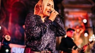 Sarah Connor und die Gewinnerinnen und Gewinner beim SWR3 Weihnachtskonzert im Casino Baden-Baden (Foto: SWR3, Niko Neithardt) Sarah Connor und die Gewinnerinnen und Gewinner beim SWR3 Weihnachtskonzert im Casino Baden-Baden