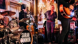 Sarah Connor und die Gewinnerinnen und Gewinner beim SWR3 Weihnachtskonzert im Casino Baden-Baden (Foto: SWR3, Niko Neithardt) Sarah Connor und die Gewinnerinnen und Gewinner beim SWR3 Weihnachtskonzert im Casino Baden-Baden