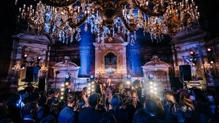 Sarah Connor und die Gewinnerinnen und Gewinner beim SWR3 Weihnachtskonzert im Casino Baden-Baden (Foto: SWR3, Niko Neithardt) Sarah Connor und die Gewinnerinnen und Gewinner beim SWR3 Weihnachtskonzert im Casino Baden-Baden
