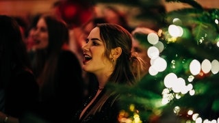 Sarah Connor und 100 Fans beim SWR3 Weihnachtskonzert im Casino Baden-Baden (Foto: SWR3, Niko Neithardt) Sarah Connor und 100 Fans beim SWR3 Weihnachtskonzert im Casino Baden-Baden