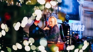 Sarah Connor und 100 Fans beim SWR3 Weihnachtskonzert im Casino Baden-Baden (Foto: SWR3, Niko Neithardt) Sarah Connor und 100 Fans beim SWR3 Weihnachtskonzert im Casino Baden-Baden