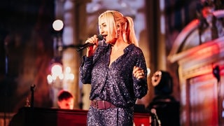 Sarah Connor und 100 Fans beim SWR3 Weihnachtskonzert im Casino Baden-Baden (Foto: SWR3, Niko Neithardt) Sarah Connor und 100 Fans beim SWR3 Weihnachtskonzert im Casino Baden-Baden