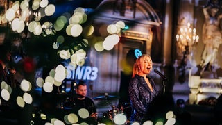 Sarah Connor und 100 Fans beim SWR3 Weihnachtskonzert im Casino Baden-Baden (Foto: SWR3, Niko Neithardt) Sarah Connor und 100 Fans beim SWR3 Weihnachtskonzert im Casino Baden-Baden