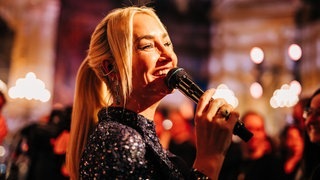 Sarah Connor und 100 Fans beim SWR3 Weihnachtskonzert im Casino Baden-Baden (Foto: SWR3, Niko Neithardt) Sarah Connor und 100 Fans beim SWR3 Weihnachtskonzert im Casino Baden-Baden