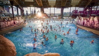 Schimmbecken mit Menschen