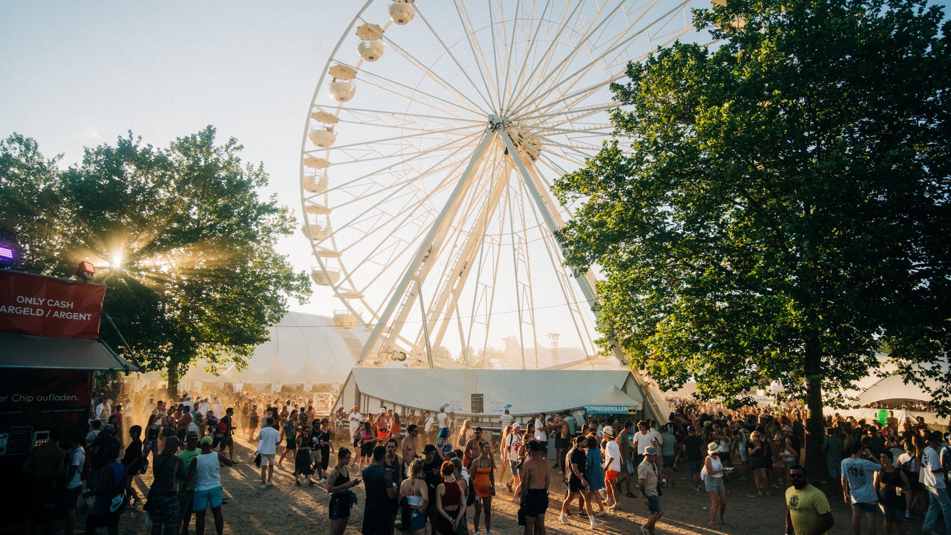 Foto: SWR3, Niko Neithardt Bühnen, DJs und feiernde Menschen beim Sea You Festival. (Foto: SWR3, Niko Neithardt)