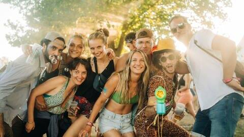 Gruppe beim Sea You Festival mit Seifenblasen (Foto: SWR3, Niko Neithardt)