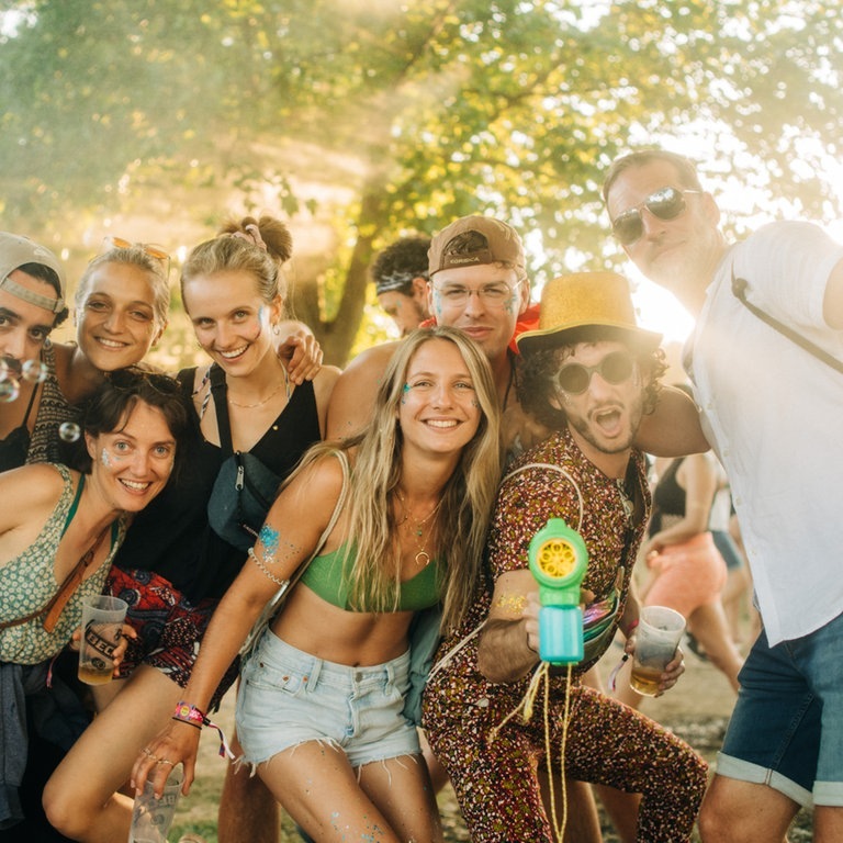 Gruppe beim Sea You Festival mit Seifenblasen (Foto: SWR3, Niko Neithardt)