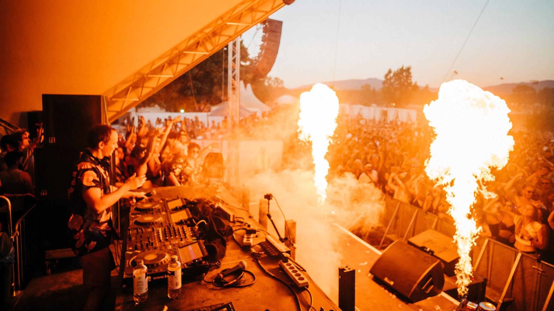 Foto: SWR3, Niko Neithardt Bühnen, DJs und BesucherInnen beim Sea You Festival (Foto: SWR3, Niko Neithardt)