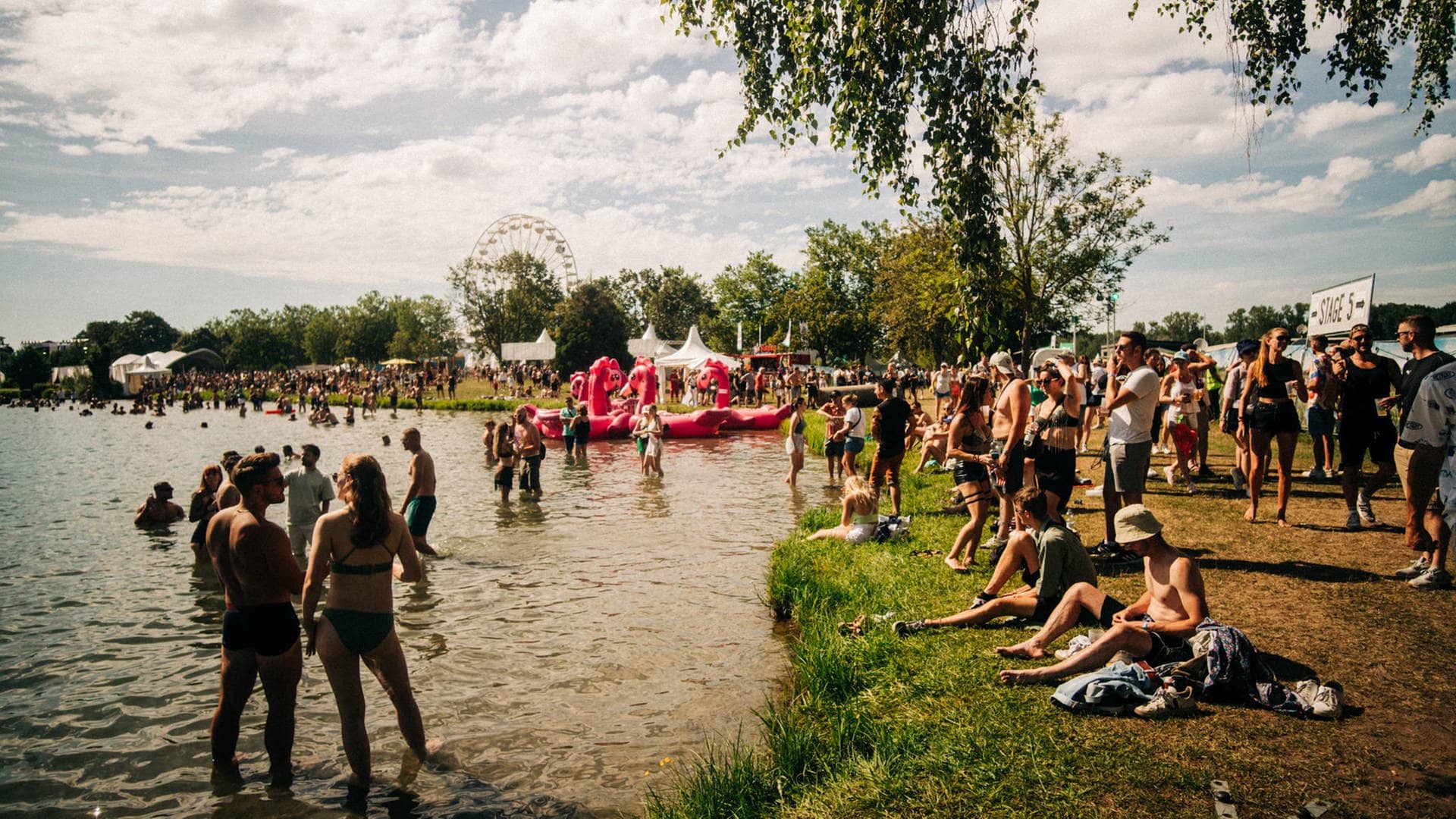 Das Sea You Festival 2023 am Tunisee in Freiburg: Mit 30 Grad bietet das Festival gleich zu Beginn einen wunderschönen Sommertag für die Besucher. (Foto: SWR, Nico Neithardt)